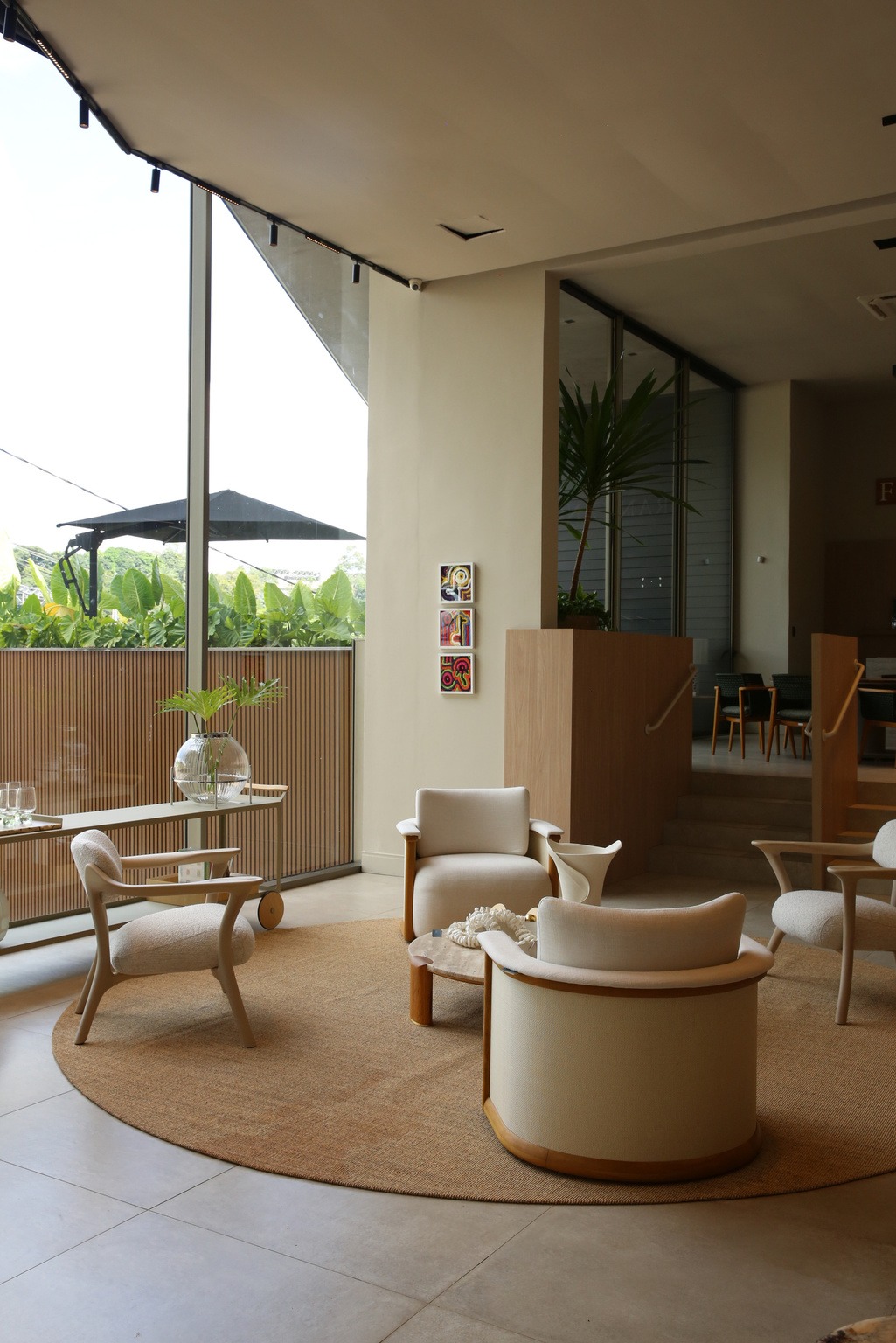 Ambientes que Inspiram: o encontro entre arte, design assinado e permanência Ambientes que Inspiram: o encontro entre arte, design assinado e permanência